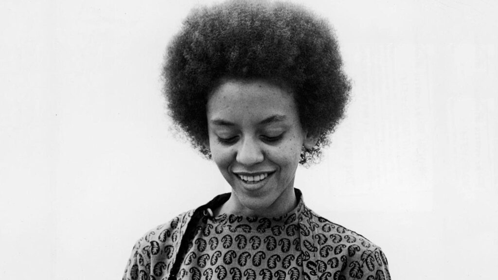 Nikki Giovanni’nin Kütüphaneleri ve Kütüphanecileri Öven Harika Şiirleri